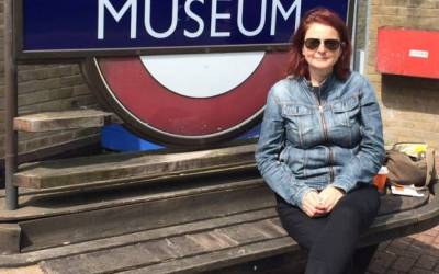 Dawn, lives in London and works in the charity sector.